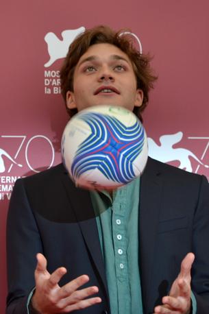 Lorenzo Richelmy scherza con una palla ovale:  il protagonista del film 